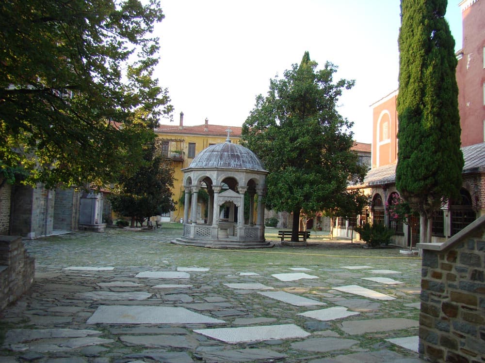 Curte cu aghiasmatar pavată cu dale de piatră şi marmură