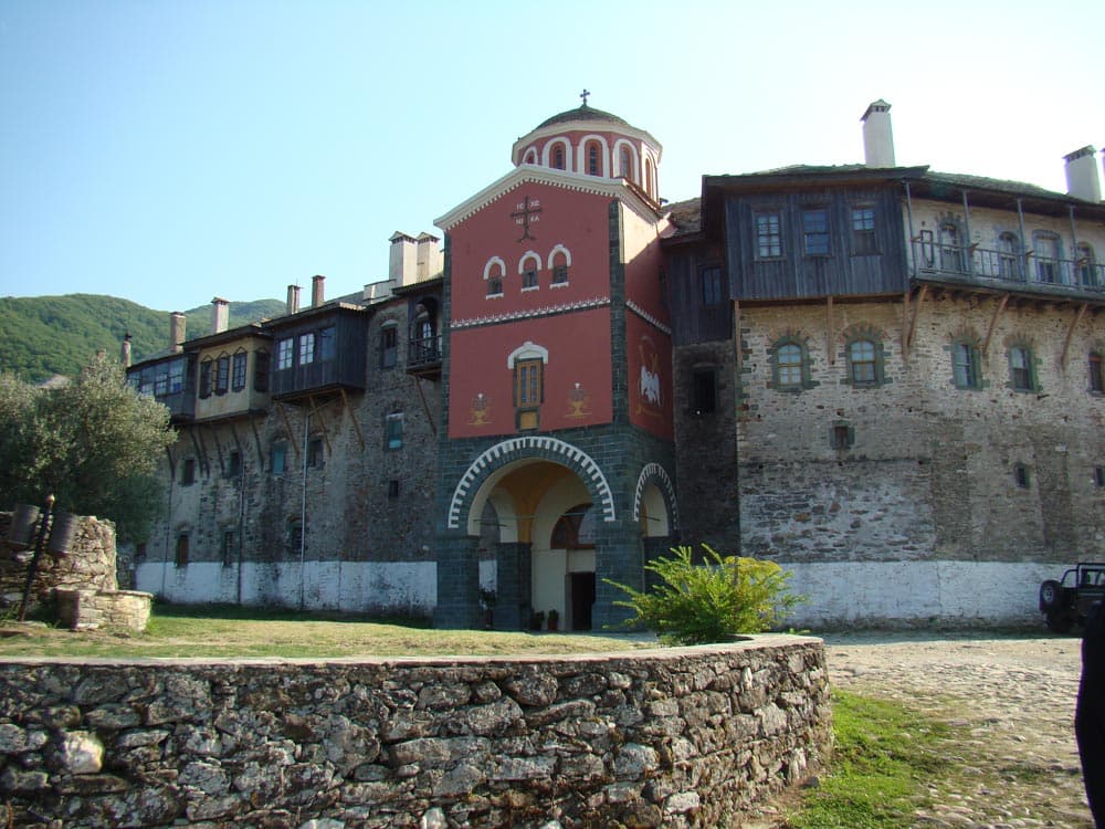 Intrare în Mănăstire