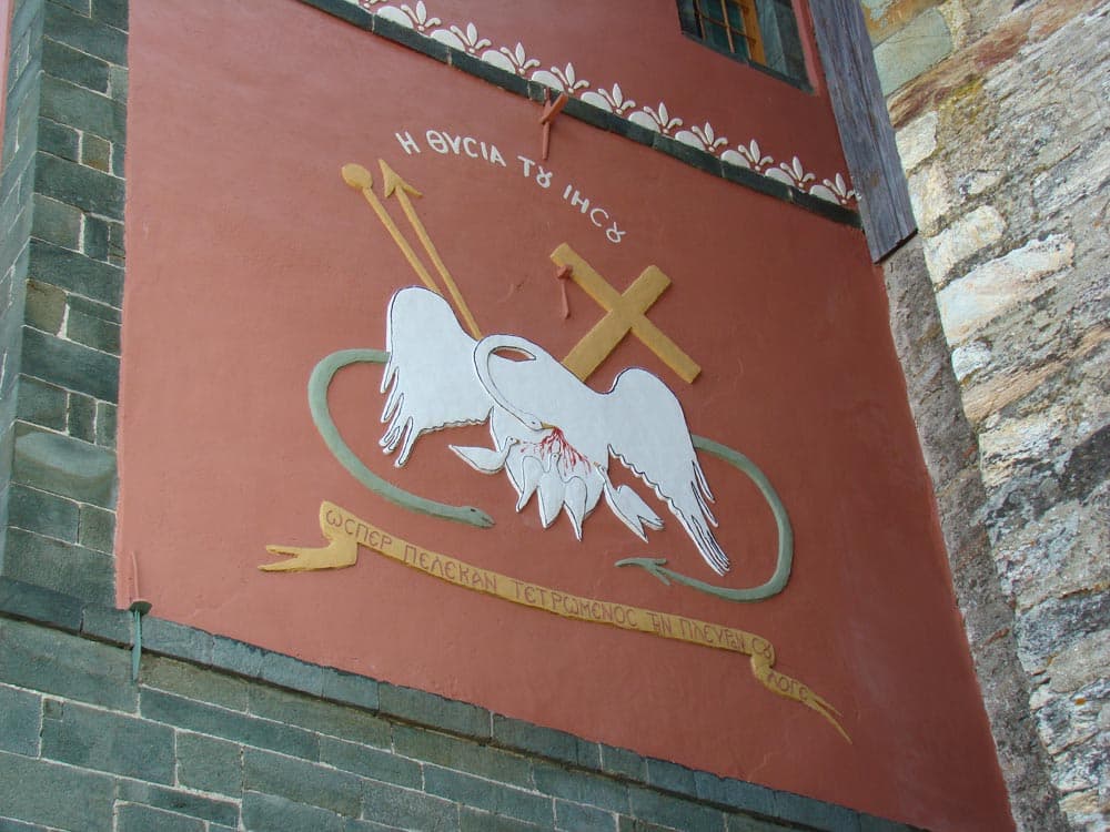 Gravură pe peretele lateral al intrării în mănăstire