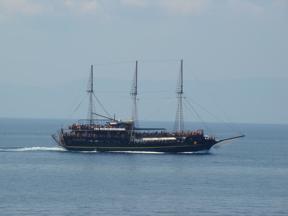 Iaht ce face înconjorul Sfântului Munte pentru turiştii ce nu pot pune piciorul pe el