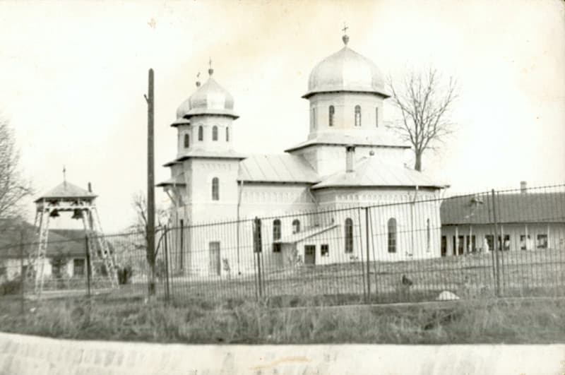 Biserica - vedere dinspre sud - 1992