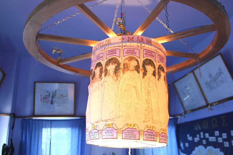 Candelabru realizat de arhit. Dan Corneliu şi ing. Eugen Tiron, cu ctitori domnitori români de la Mt. Athos