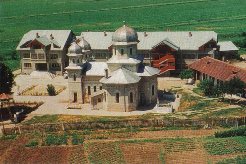 Fotografie aeriană a Mănăstirii Dervent din anul 1997