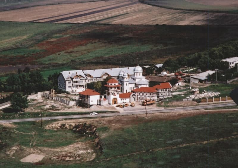 Fotografie aeriană a Mănăstirii Dervent din anul 2004