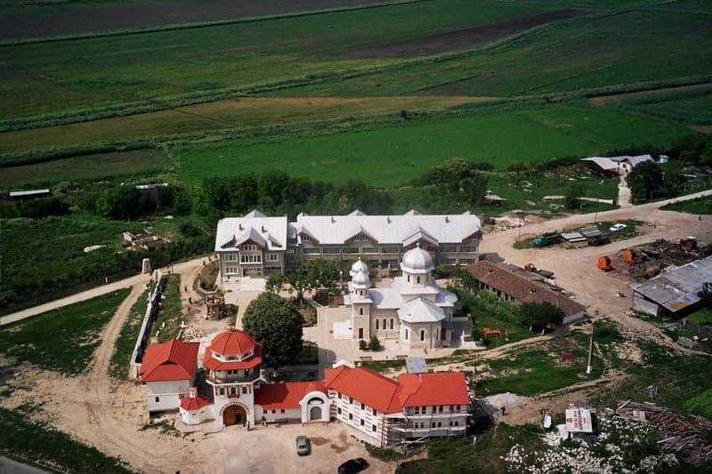 Fotografie aeriană a Mănăstirii Dervent din anul 2005