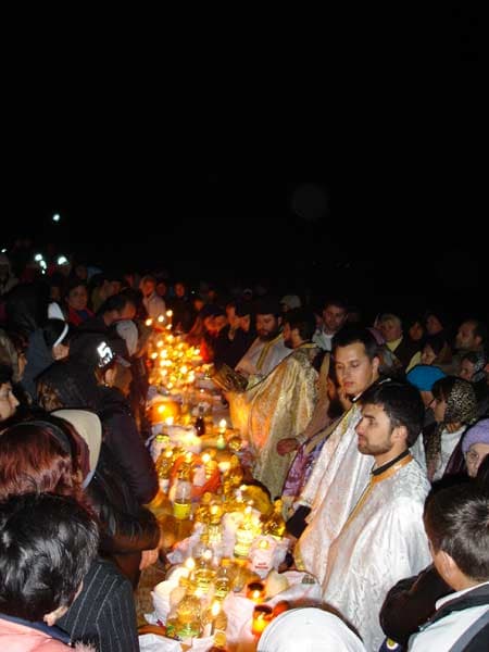 Sfântul Maslu de la miezul nopţii, în faţa izvorului