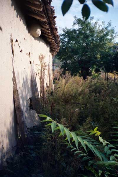 Exterior de biserică înainte de restaurare