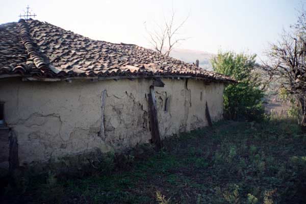 Exterior de biserică înainte de restaurare