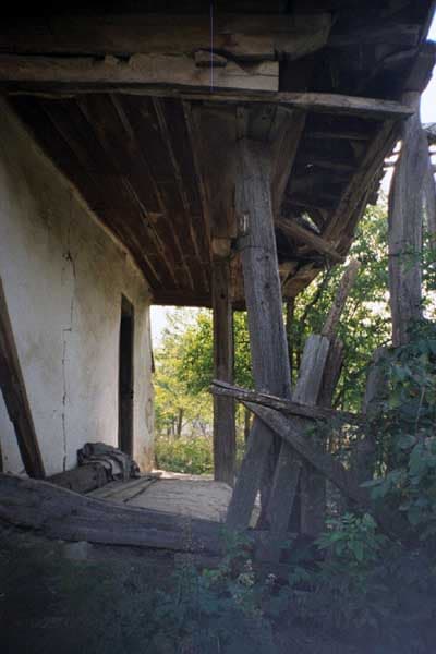 Pridvorul bisericii înainte de restaurare