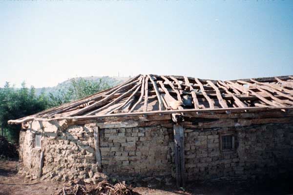 Biserica după ce s-a decopertat de lut şi de ţiglă