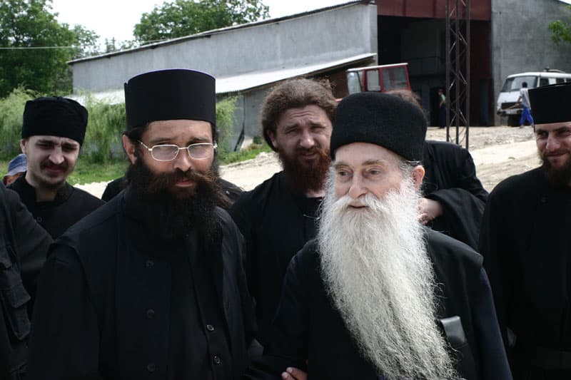 Părintele Arsenie Papacioc în vizită la Mănăstirea Dervent (2003)