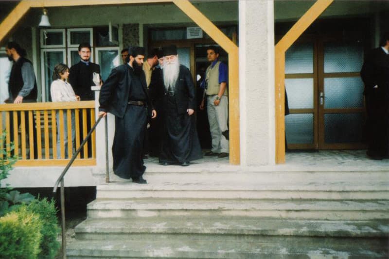 Părintele Arsenie Papacioc în vizită la Mănăstirea Dervent (2003)