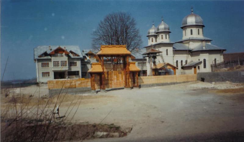 Intrarea mănăstirii (1997)