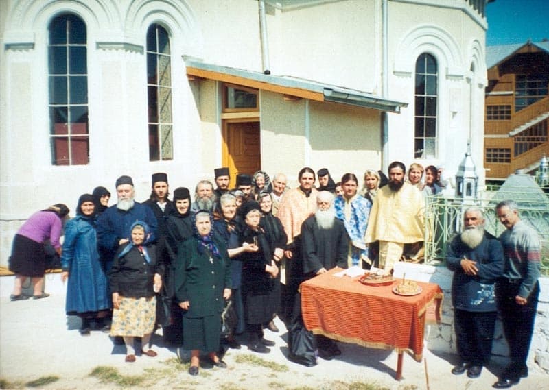 Parastas la mormântul Părintelui Elefterie - (1999)