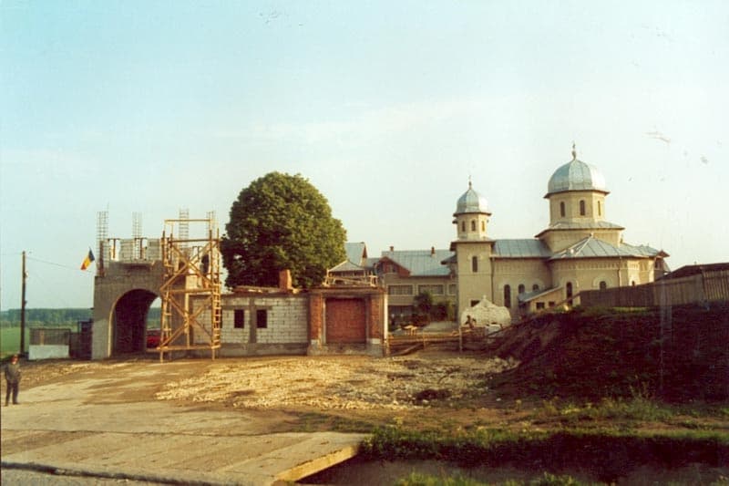 Începutul construirii noului complex mănăstiresc (2001)