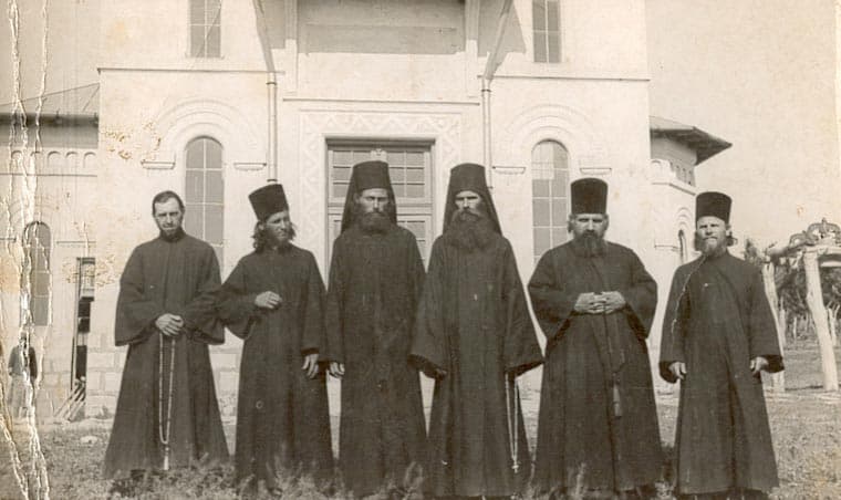 Părintele ELEFTERIE cu obştea veche a Mănăstirii Dervent