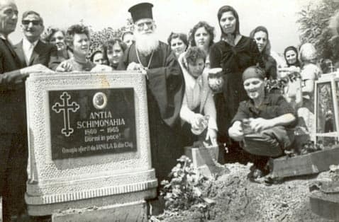 Părintele Elefterie la mormântul mamei sale