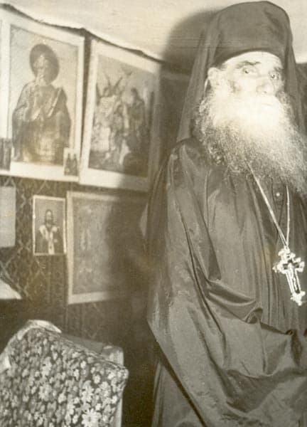 Părintele ELEFTERIE în chilie