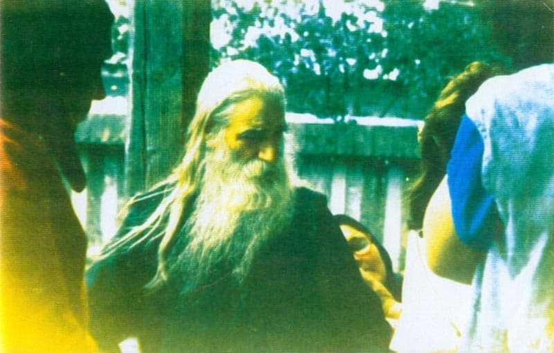 Părintele ELEFTERIE înconjurat de credincioşi