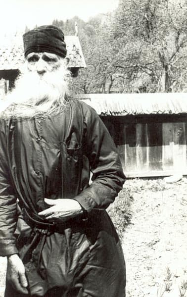 Părintele ELEFTERIE în grădina Mănăstirii Agapia