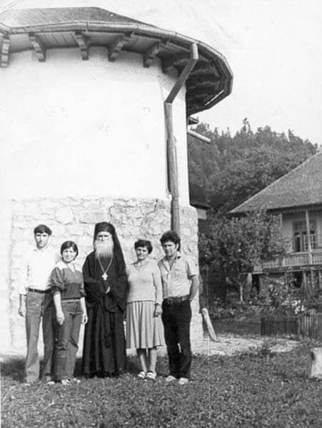 Părintele ELEFTERIE împreună cu pelerini la Mănăstirea Agapia