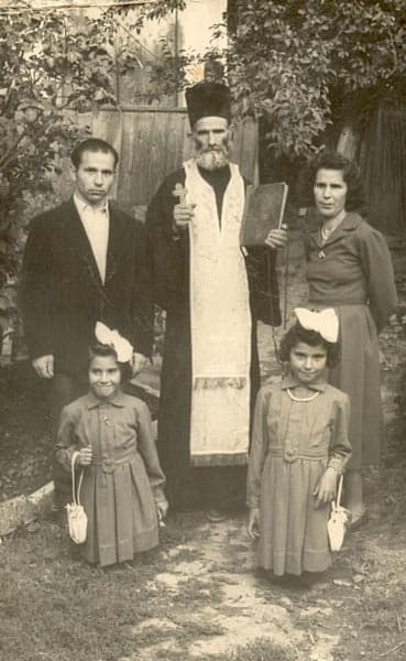 Părintele ELEFTERIE împreună cu o familie de credincioşi