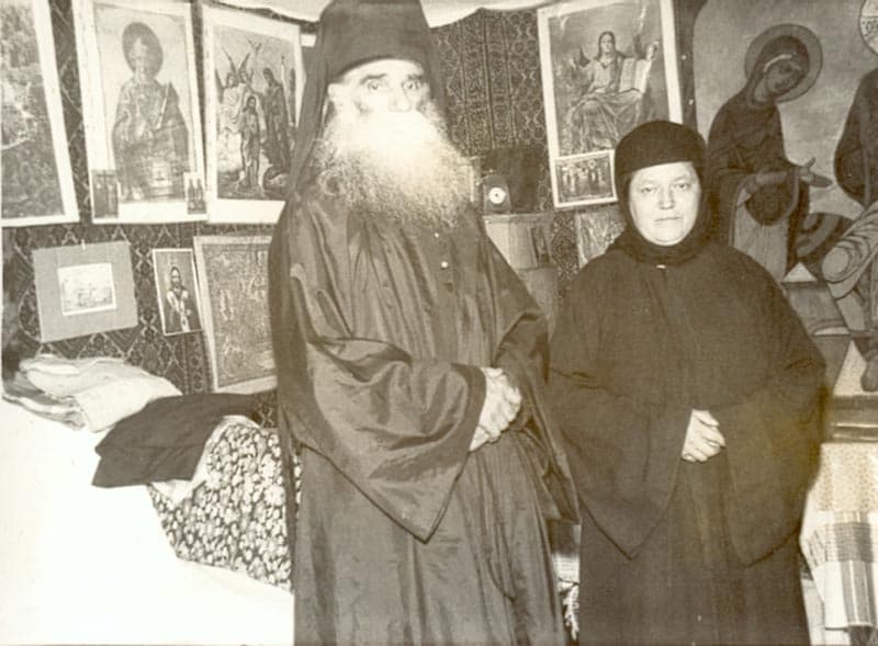 Părintele ELEFTERIE în fotografie cu o Măicuţă