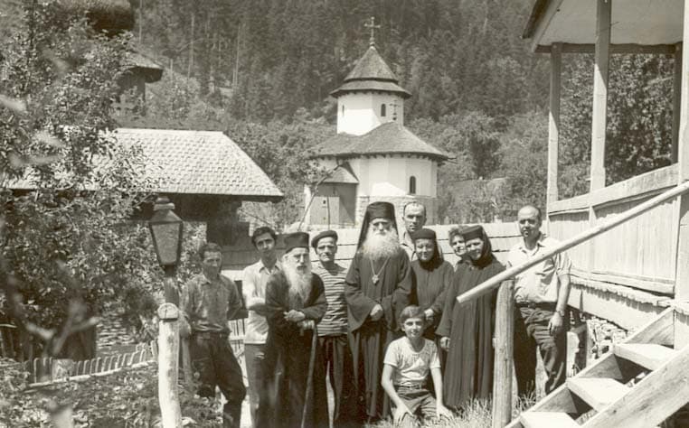 Părintele ELEFTERIE în mijlocul unui grup de pelerini