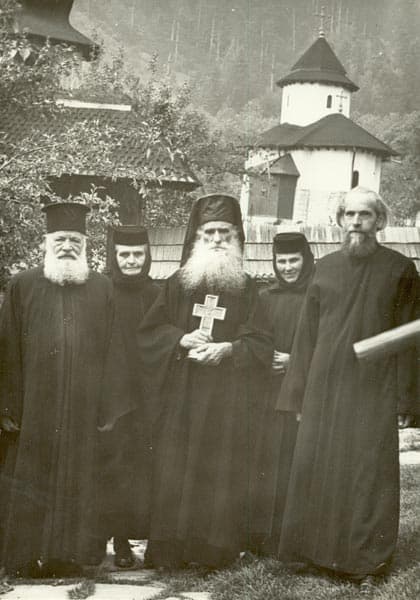 Părintele ELEFTERIE împreună cu Părinţi şi Măicuţe de la Mănăstirea Agapia