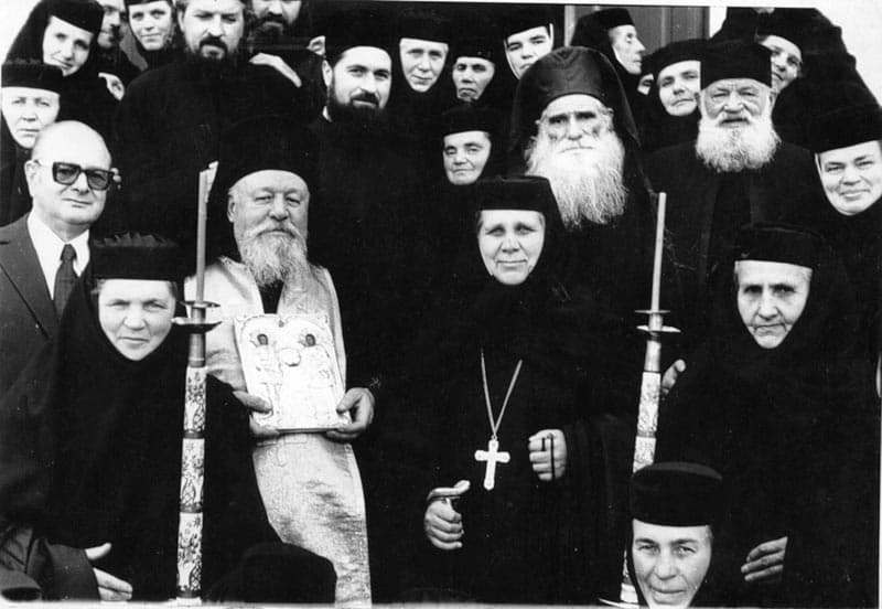 Părintele ELEFTERIE împreună cu obştea de la Mănăstirea Agapia