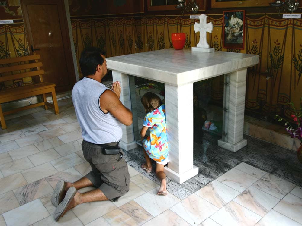 Sfânta Cruce de piatră din Paraclis acoperită de o masă din marmură